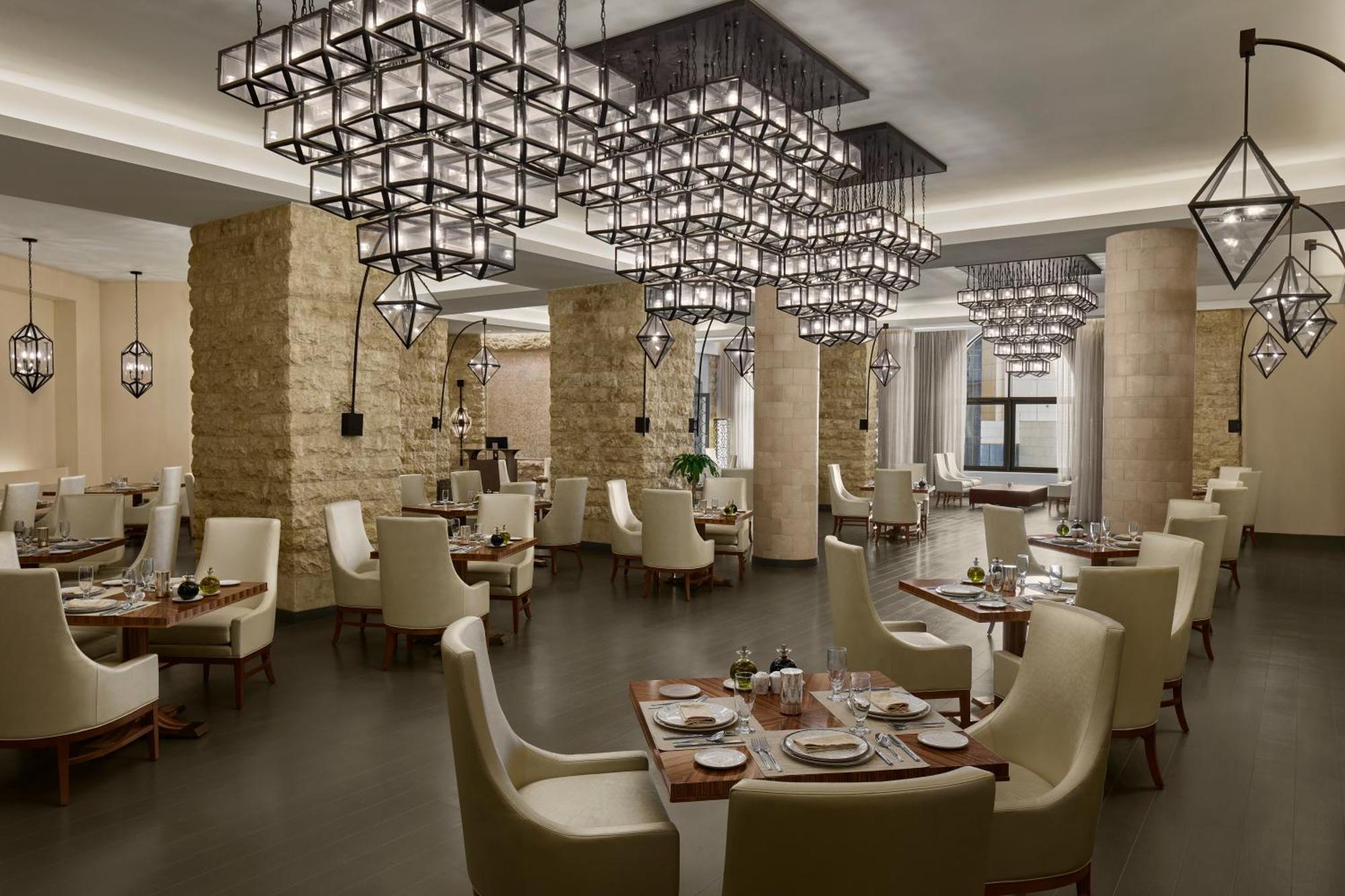 ヒルトン マッカ コンベンション ホテル メッカ エクステリア 写真 The restaurant's interior