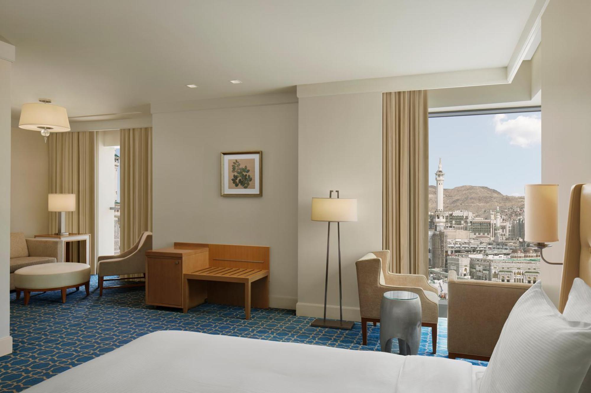 ヒルトン マッカ コンベンション ホテル メッカ エクステリア 写真 A view of the San Francisco skyline from a guest room at the Ritz-Carlton, San Francisco